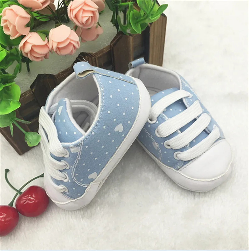 Модная детская обувь с милым сердцем; обувь для первых шагов; обувь для новорожденных с мягкой подошвой