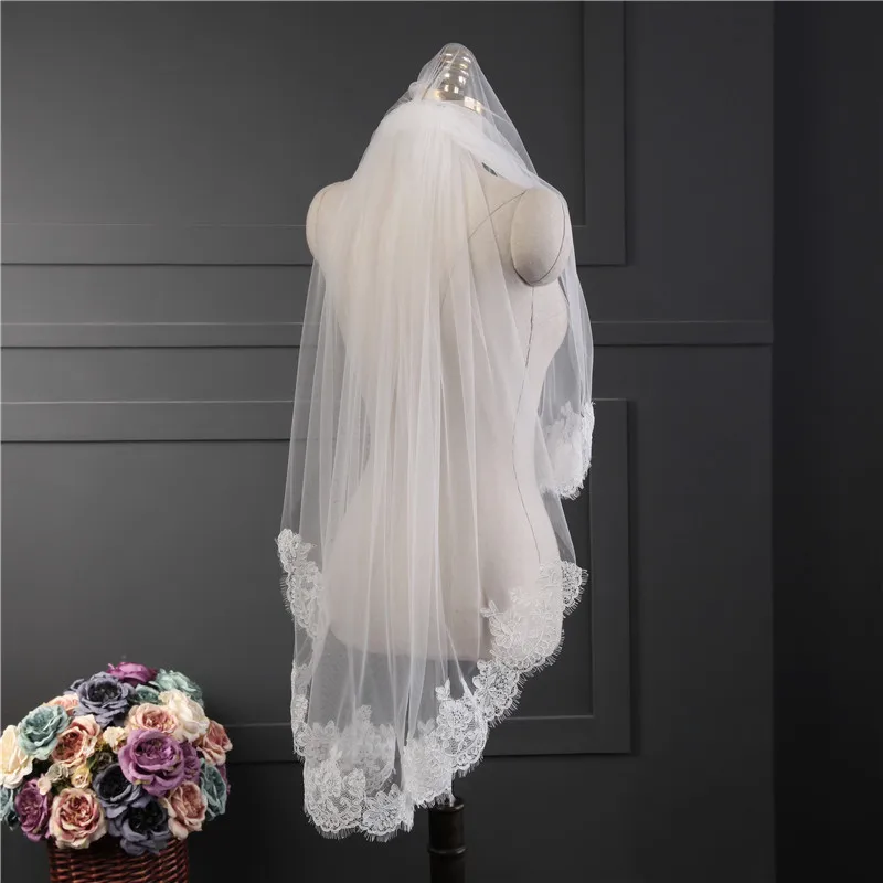 Romantic Short Bridal Veil Two Layers 75 CM Fingertip Length With Comb Ivory Lace Applques Tulle Wedding Accessories