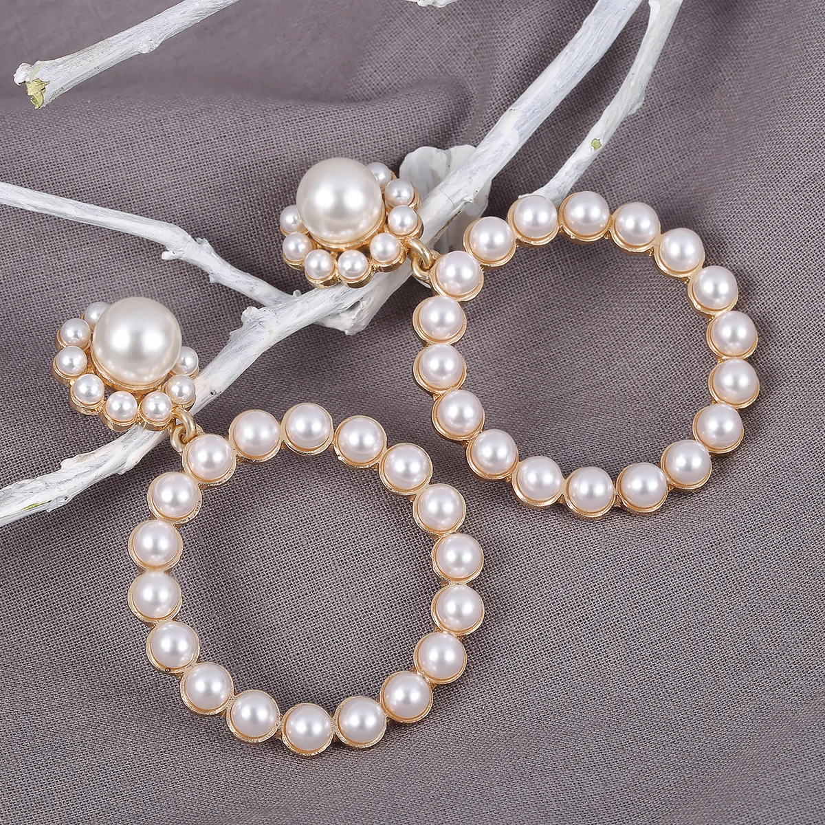 Qingwen Trendy Crystal Round Pendant Drop Earrings For Women Fashion Pearl Charm Statement Jewelry Wedding Earrings Female