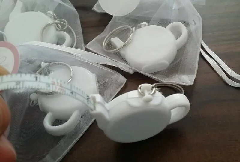 

100pcs/LOT Wedding Favors and Gift Love is Brewing Teapot Measuring Tape Keychain Party Favor Souvenir lin3126