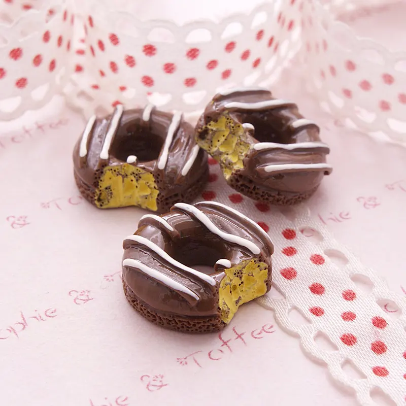 

2Pcs Mini Food Cakes Coffee Donuts Biscuit DIY Dollhouse Miniature Kitchen Decoration For Diy Mobile Case Accessories Children