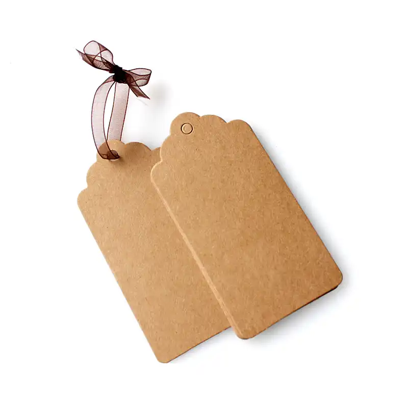 Веревка для этикетки. Картонный ярлык для одежды. Бирка на одежду крафтовая. Бирка на бечевке. Крафтовые бирки.