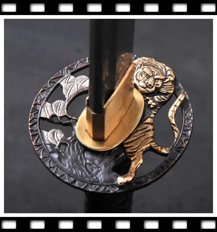 

A Set Boutique Japanese Samurai Katana Sword Copper Fittings Tsuba Fuchi Kashira Menuki Ornaments Accessories W/Tiger Design