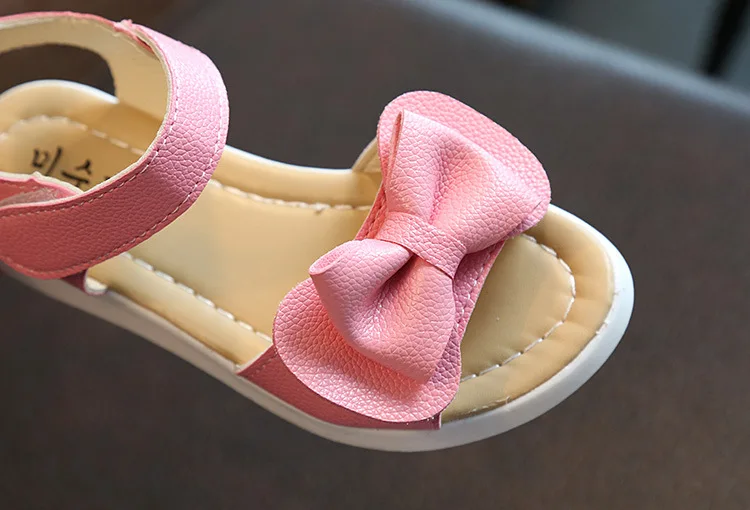 Сандалии для девочек г. Новые летние модные сандалии с бантом нескользящая обувь принцессы из искусственной кожи на плоской подошве европейские размеры 22-36