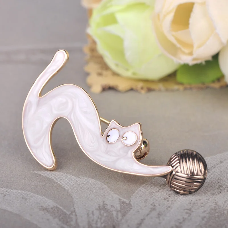 Blucome Fashion Cartoon Cat Play Ball Shape Brooch Gold Color Enamel Corsage Women Girls Kids Suit Dress Coat Clips Jewelry Pin
