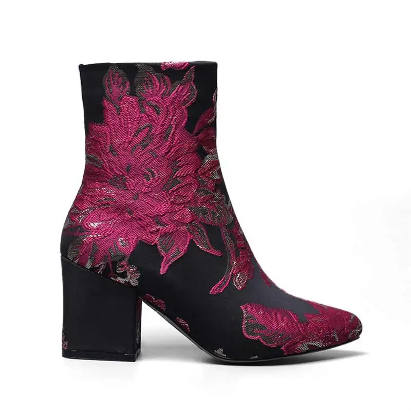 Женские удобные осенние ботильоны из натуральной замши с вышитыми цветами на среднем каблуке; брендовые дизайнерские короткие ботиночки; большие размеры