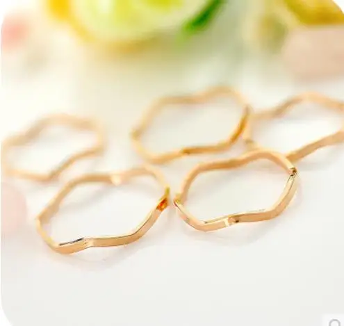

OMH wholesale 15 to 19 mm golden jewelry fashion elegant alloy lovers ring Suitable for Christmas gifts JZ11