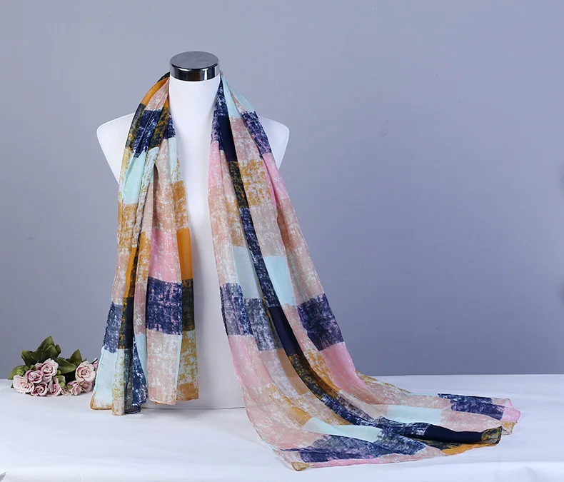 2017 new cotton Voile scarf Comfortable breathable warm Fashion large plaid pattern womens