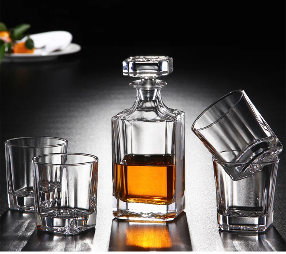 бутыль для виски. графин прямоугольный стеклянный с крышкой. декантер для виски. графин квадратный. графин для виски квадратный.