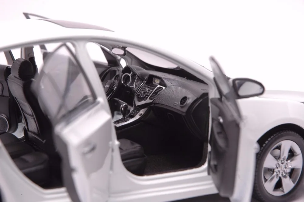 Cadillac SRX 2014 SUV model in scale 118 (6)