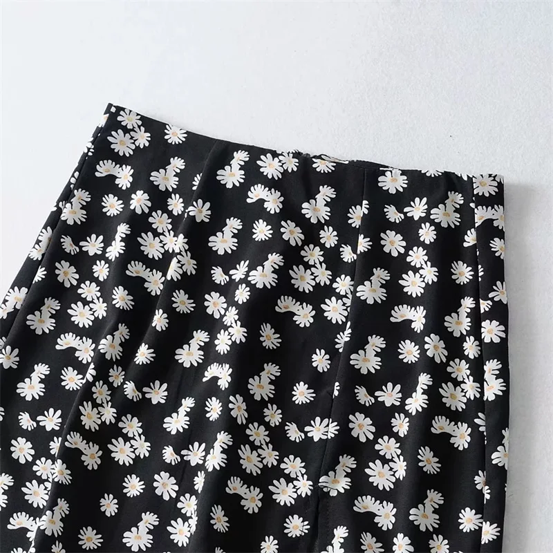 Women Ruffle Edged Hem Floral Print Mini Skirt 2020 Summer Women Fashion Mini Skirt With Front Split In Daisy Floral Women Ruffle Edged Hem Floral Print Mini Skirt 2020 Summer Women Fashion Mini Skirt With Front Split In Daisy Floral