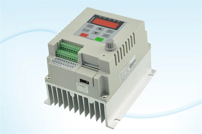 

400w 0.5HP VFD frequency inverter 1phase 220VAC input 1phase 0-220V output 2.5A 20-50hz for Fan pump monophase motor