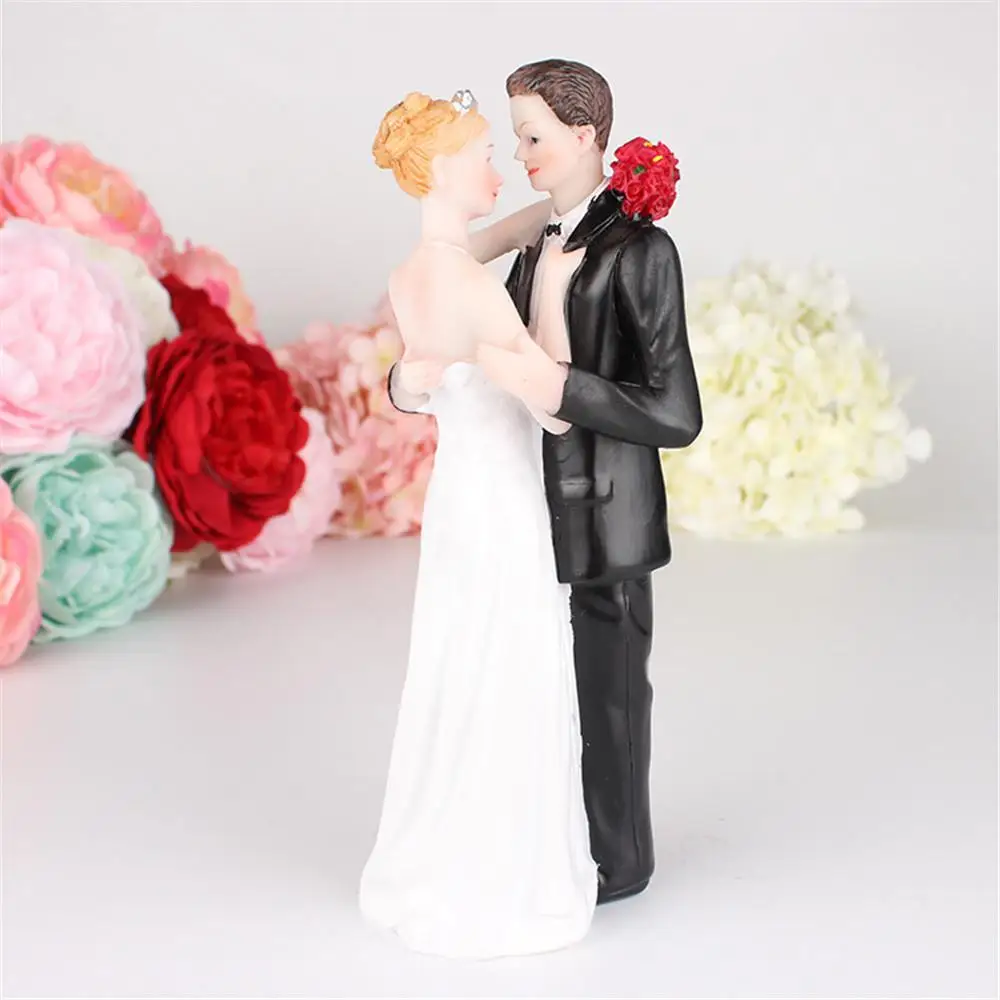 Горячая пирожное кукла Кристалл Романтический Жених и невеста свадебный торт Топпер обнимающаяся пара Поцелуй Свадебные украшения D1 - Цвет: B