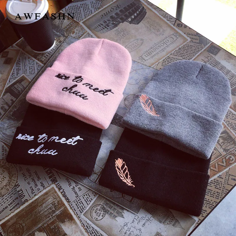 

Hot Selling Fashion Feather Embroidery Knit Beanie Hat Letter Winter Woman Hat Soft Solid Color Skullies Girl Slouchy Warm Bone