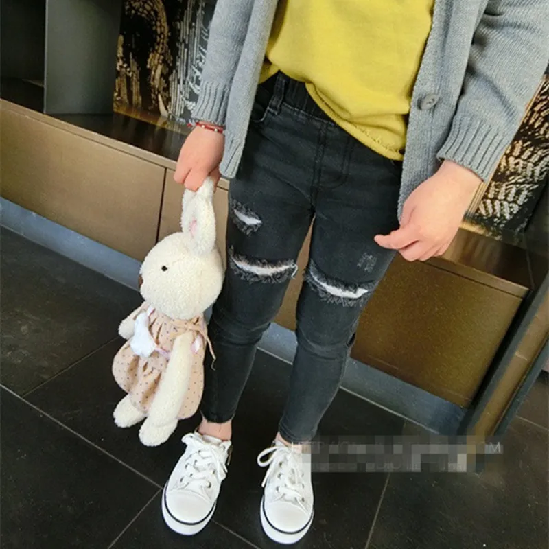 Baratos 2016 nuevos pantalones vaqueros de otoño para niñas y niños de algodón flacos pantalones vaqueros rasgados negros azules para niñas de 2 8 años Vaqueros de moda para niños