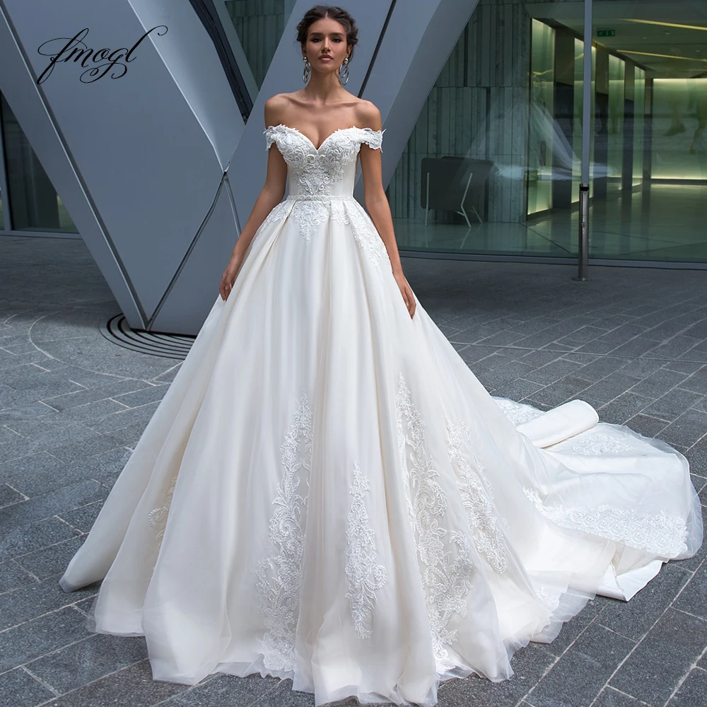 

Fmogl Sexy Backless Boat Neck Princess Wedding Dresses Luxury Appliques Beaded Sashes Court Train Vintage Bridal Gowns