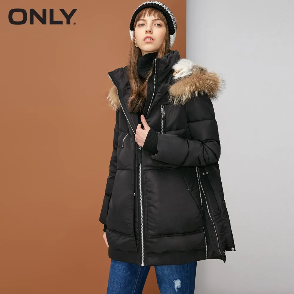 Только женский пуховик с капюшоном из кроличьего меха подкладкой енота на белом