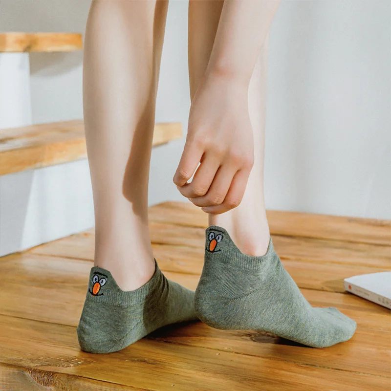 Kawaii/женские хлопковые носки с вышивкой; модные Дышащие Короткие Носки ярких цветов; модные уличные хип-носки