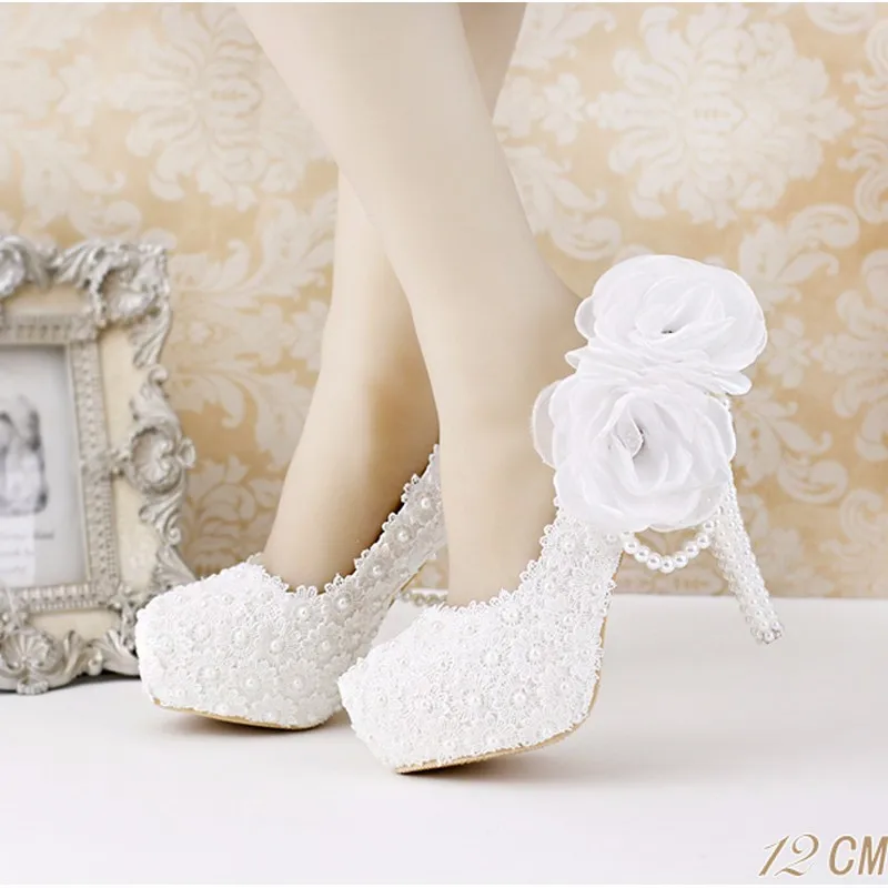 Кружевные свадебные туфли с жемчугом и белыми цветами; туфли на платформе на тонком высоком каблуке с жемчужной подвеской; свадебные туфли с острым носком