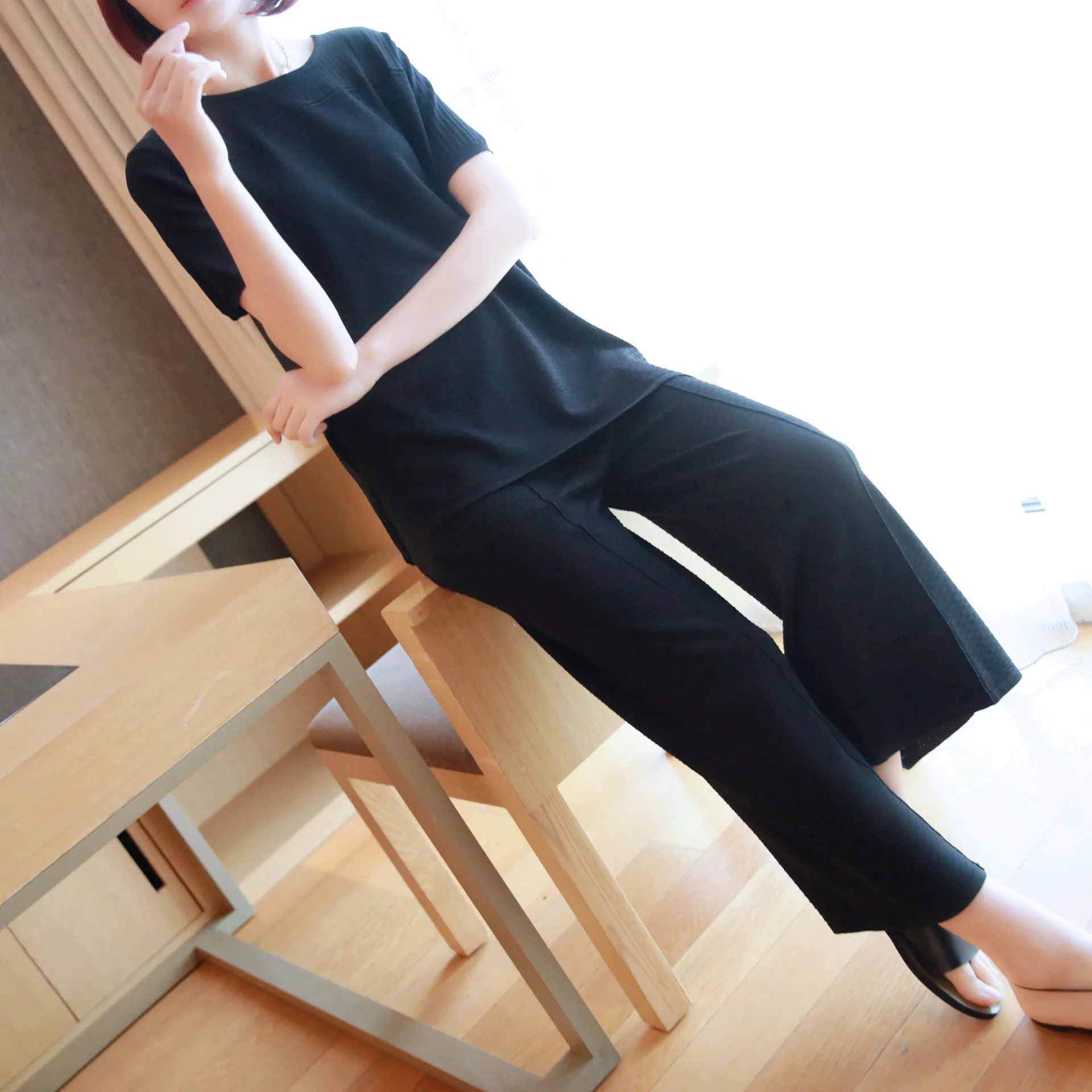 Zomer Losse Mode Brede Legged Broek vrouwen Korte Mouw Ijs Zijdeachtige Trui Casual Broek tweedelige Set Kleding Zomer Losse Mode Brede Legged Broek vrouwen Korte Mouw Ijs Zijdeachtige Trui Casual Broek tweedelige Set Kleding