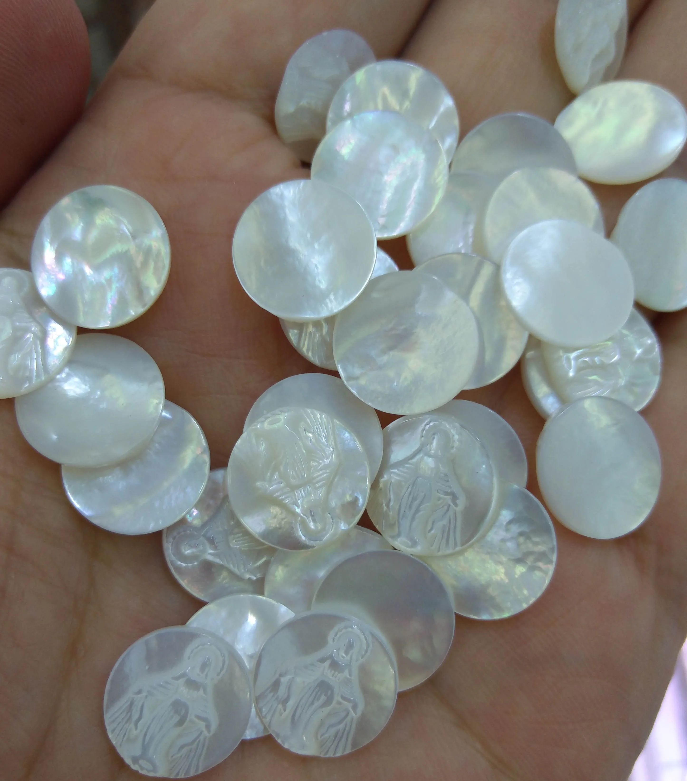 

10pcs White Mother of Pearl shell jewlery round disc e Mary Jesus Cameo Carved Christ Cameo cabochon Beads 10-20mm--top drilled
