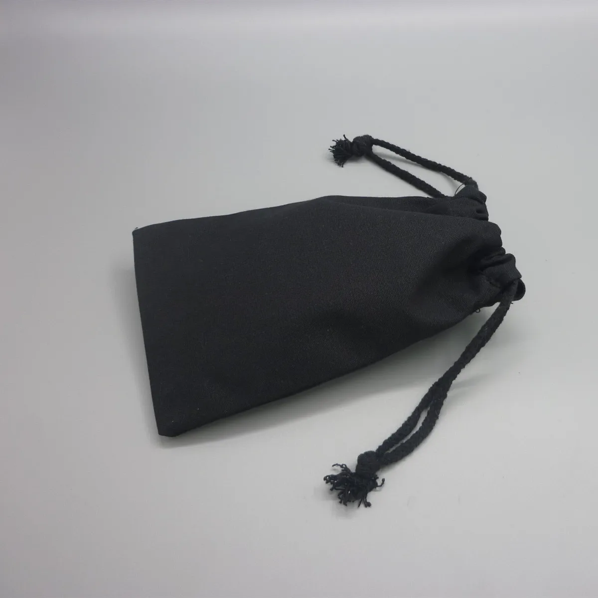 25 шт., Пользовательский логотип напечатанный черный хлопковый холст сумка на шнурке маленькая веревка Подарочная сумка экологичная Упаковка хозяйственные сумки