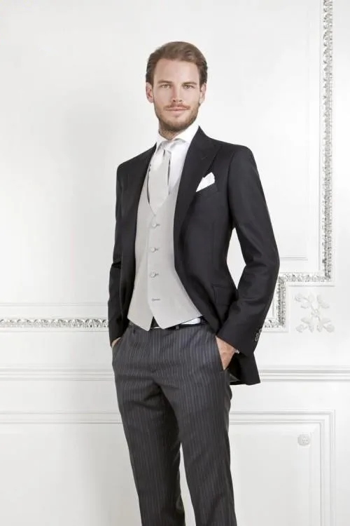 

Custom Made Groom Two Buttons Groomsmen Peak Lapel Wedding/Dinner Suits Best Man Bridegroom (Jacket+Pants+Tie+Vest) B560