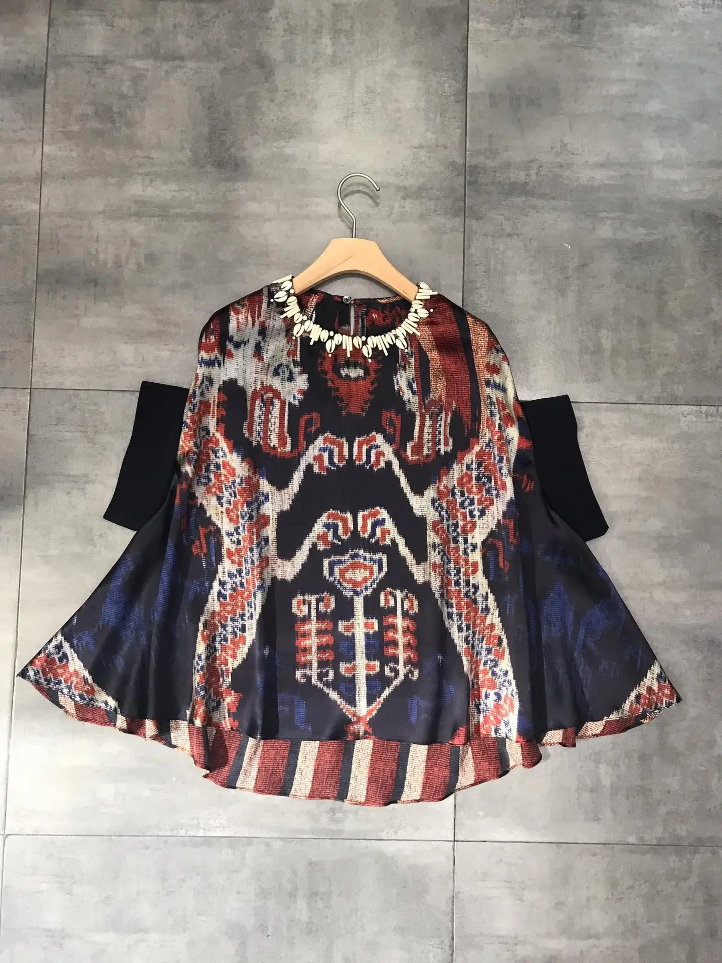 

2019 new ladies fashion sexy neckline beaded print top 0720