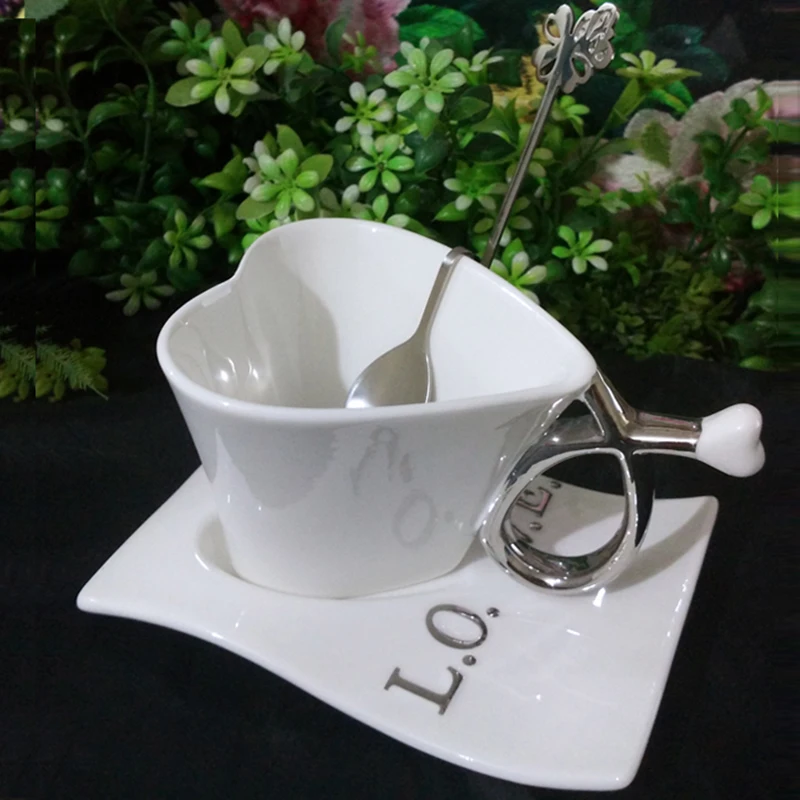 160 мл креативная керамическая в форме сердца фарфоровая кофейная молочная чашка с художественным блюдцем Набор посуды для напитков офисная черная чайная кружка для свадебного подарка