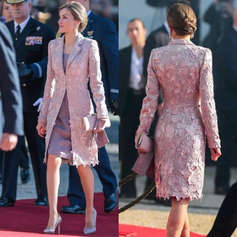 Vintage Kant Moeder Van De Bruid Jurken Met Lange Mouwen Jacket Bateau Hals Wedding Gast Jurk Knie Lengte Avondjurken Vintage Kant Moeder Van De Bruid Jurken Met Lange Mouwen Jacket Bateau Hals Wedding Gast Jurk Knie Lengte Avondjurken
