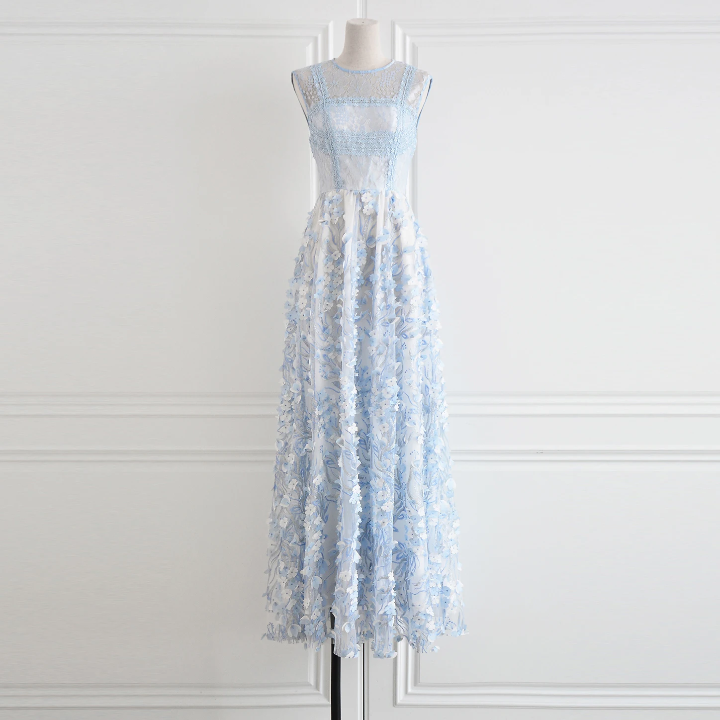 

2017 Spring Newest High Quality Fashion Elegant Luxury Cutout Small Light Blue Applique Silver Powder O-neck Sleeve Length Dress