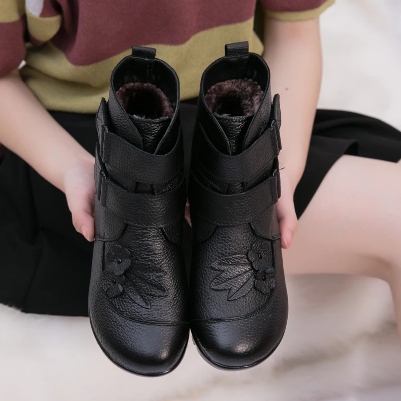 Baratos Botas al tobillo de mujer de cuero genuino de invierno OUKAH 2019 botas de nieve cortas de cuero de vaca a prueba de agua de flor plana negra