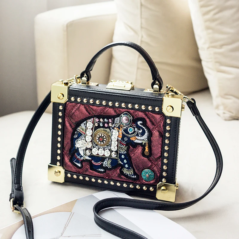 

2018 new retro hand-embroidered small chest bag cartoon elephant handbag female shoulder Messenger bag rivet box package