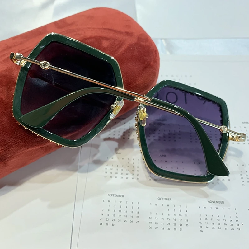 2019 Fashion Lady Oversize Red green Rhinestone  Square Sunglasses Women Small Bee Glasses Gradient Sun Glasses For Female UV400