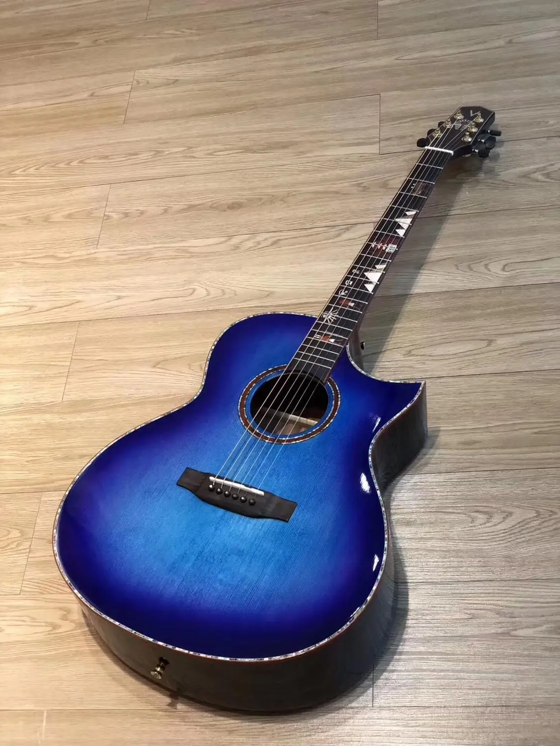 

High quality 39 inch OM barrel cut angle acoustic guitar, solid spruce top, free shipping