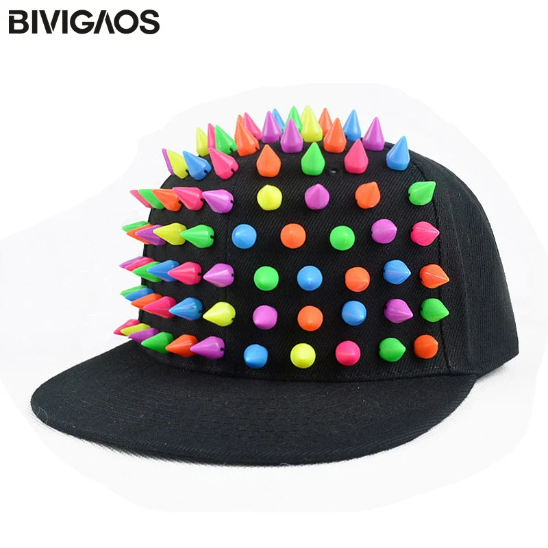 Новая мода разноцветный заклепки панк Snapback кепки s хип хоп кепки бейсболки Радуга Красочные заклепки популярные хип хоп шляпа для мужчин и женщин - Цвет: Multicolor