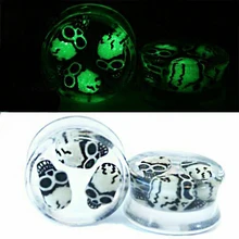 2pcs 3D Crânio Tampões para os ouvidos e Túneis Brilham no Escuro Luminous Acrílico Sela Orelha Expansor Calibres Piercing Expansores de la oreja
