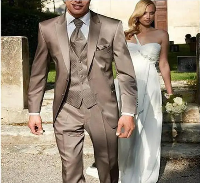 Спуск в свадебных костюмах. Костюм жениха и невесты. Свадебные костюмы для жениха и невесты. Свадебные наряды жениха и невесты. Салон свадебных жениха.