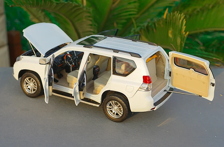 1:18 Toyota Land Cruiser Prado Diecast Suv Car Model Toys For Boy Gifts Collection Hobby White Green With New Original Box
