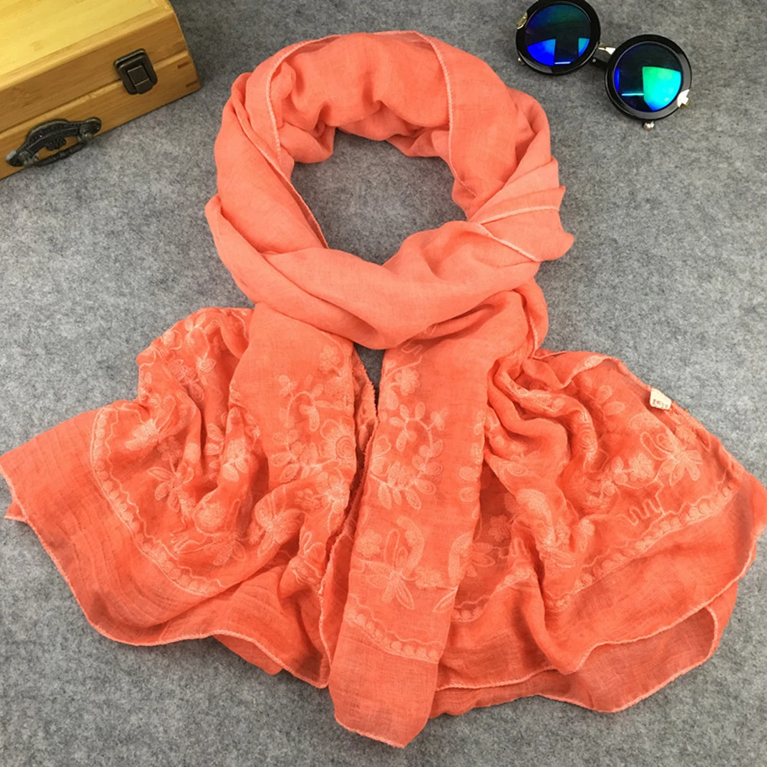 

Popular Embroidered Solid Color Cotton And Linen Scarf Lace Foulard Soft Cotton Muslim Hijabs Scarfs Abrigos Mujer Invierno 2019