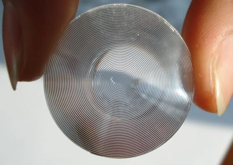 Малый диаметр линзы Френеля 30 мм и фокусное расстояние 15 мм