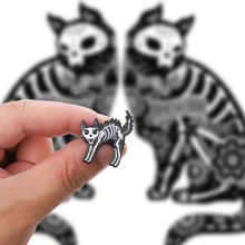 6 stili di Halloween Speciale Nero Bianco Magia strega Del Cranio Scheletro di Animale Gatto Coniglio Uccello Smalto Spille Spilli Per Gli Amici