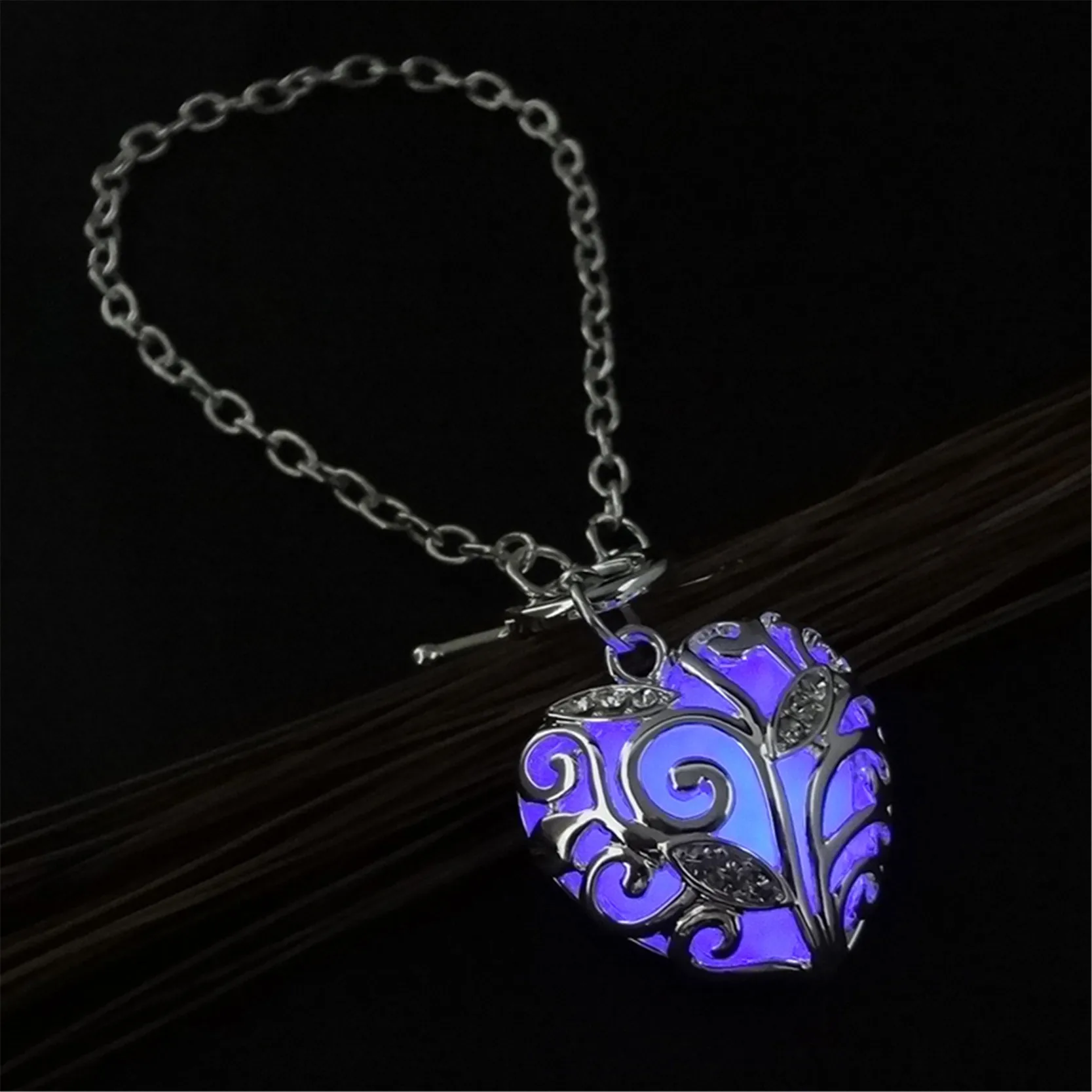 Модный серебряный светящийся браслет светящийся в темноте кулон в форме сердца браслеты для Женский браслет-цепочка Ювелирные изделия рождественские подарки - Окраска металла: Purple