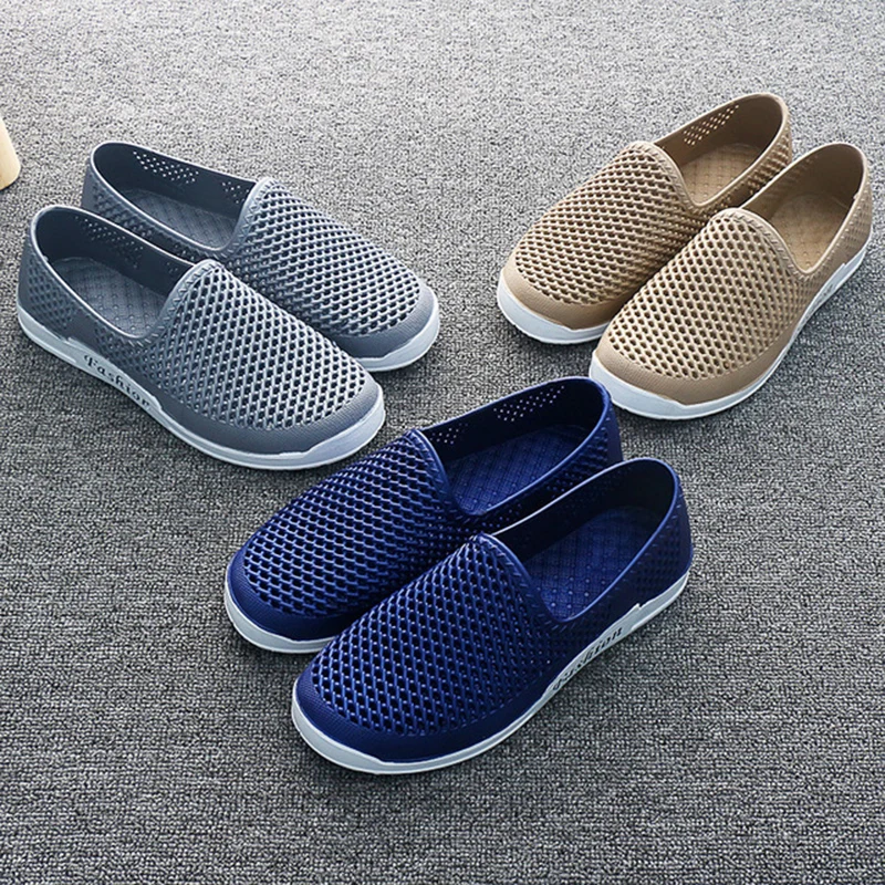 

2019 Summer Men's Fashion Hole Sandals Men's Lightweight Soft Bottom Hollow Beach Shoes Set Foot Sandals Beach Sandals Crocse