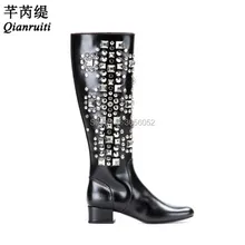 Qianruiti/Роскошная обувь для подиума; женские высокие ботинки на среднем блочном каблуке с боковой молнией; заклепка с хрусталиком; черные кожаные сапоги до колена с шипами