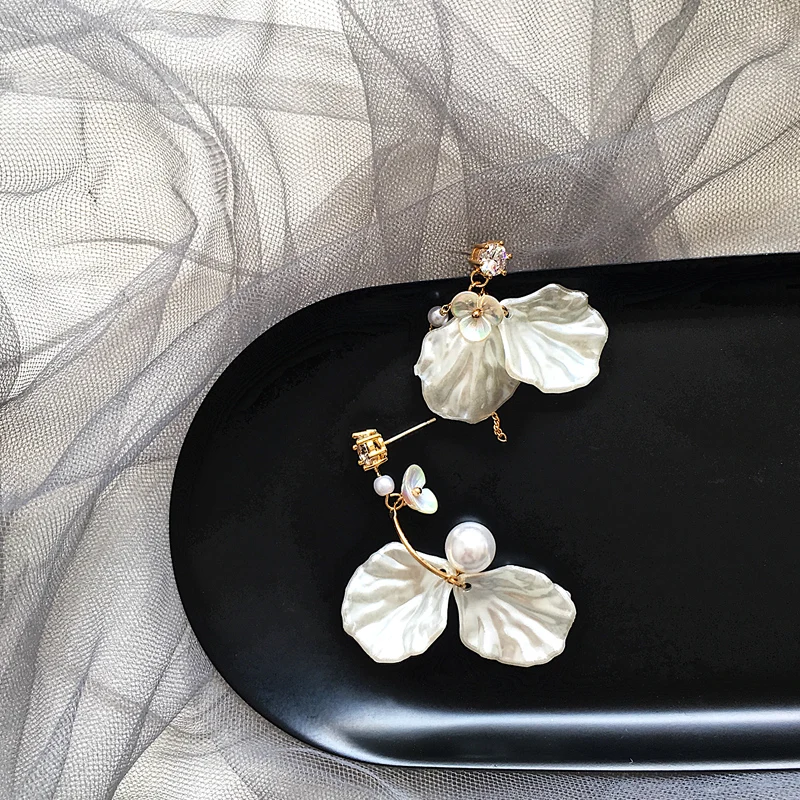 

Trendy Shell Water Drop Women Dangle Earrings Asymmetric Pearl Color Shell Flower Earrings Drop Earrings Jewelry Earrings