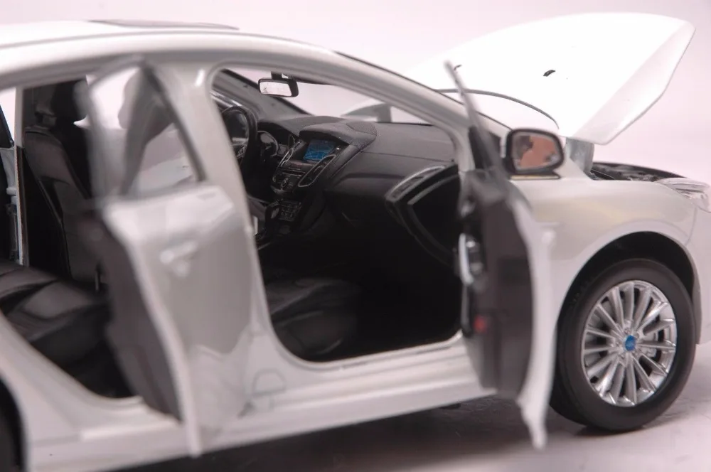 Ford Focus 2015 car model in scale 118 white (7)