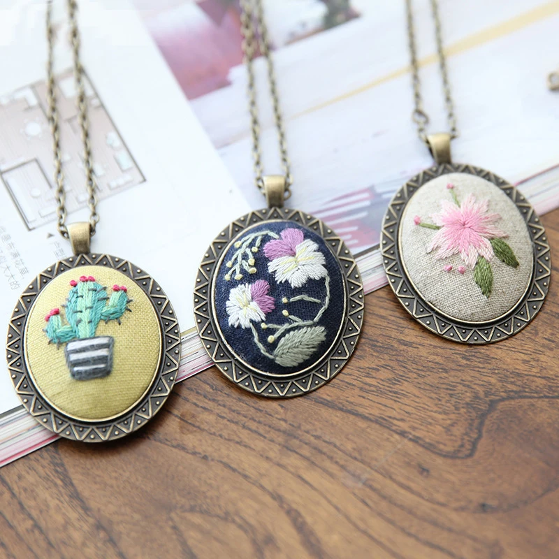 

DIY Embroidery Beginners Set Pre-Printed Needlework Floral Pattern European Retro Cross Stitch Kit with Hoop Necklace Pendant