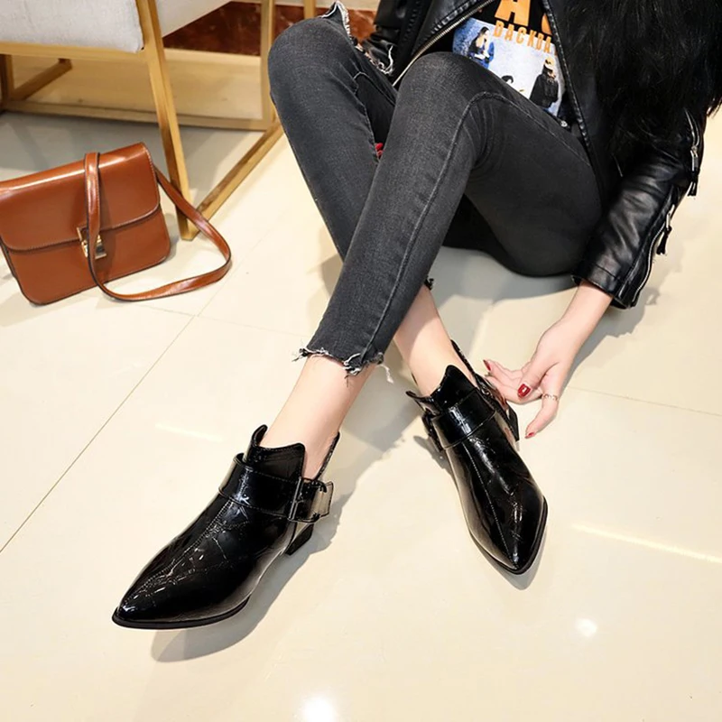 Маленькие кожаные туфли; лоферы с острым носком в стиле ретро; удобные эспадрильи на плоской платформе и низком каблуке; женские туфли-оксфорды в клетку с пряжкой на молнии