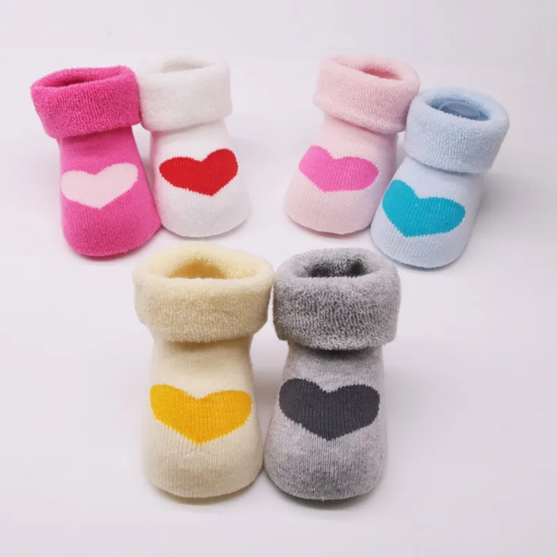 Утепленные хлопковые нескользящие носки-тапочки с принтом сердца для маленьких мальчиков и девочек Популярные Теплые мягкие носки для новорожденных на осень и зиму
